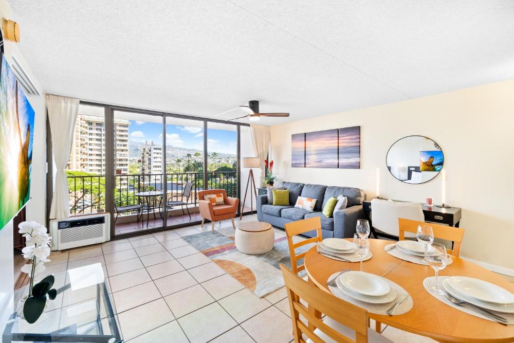 Cozy & City View Steps to Waikiki Beach with Parking